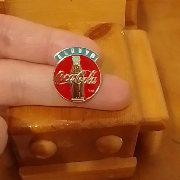 Coca Cola Pin - Picture 4 of 4